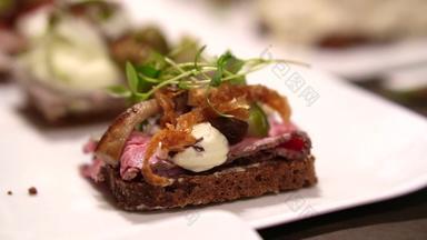丹麦斯堪的那维亚开放三明治美味的黑麦面包种类肉海鲜蔬菜一流的拍摄慢运动